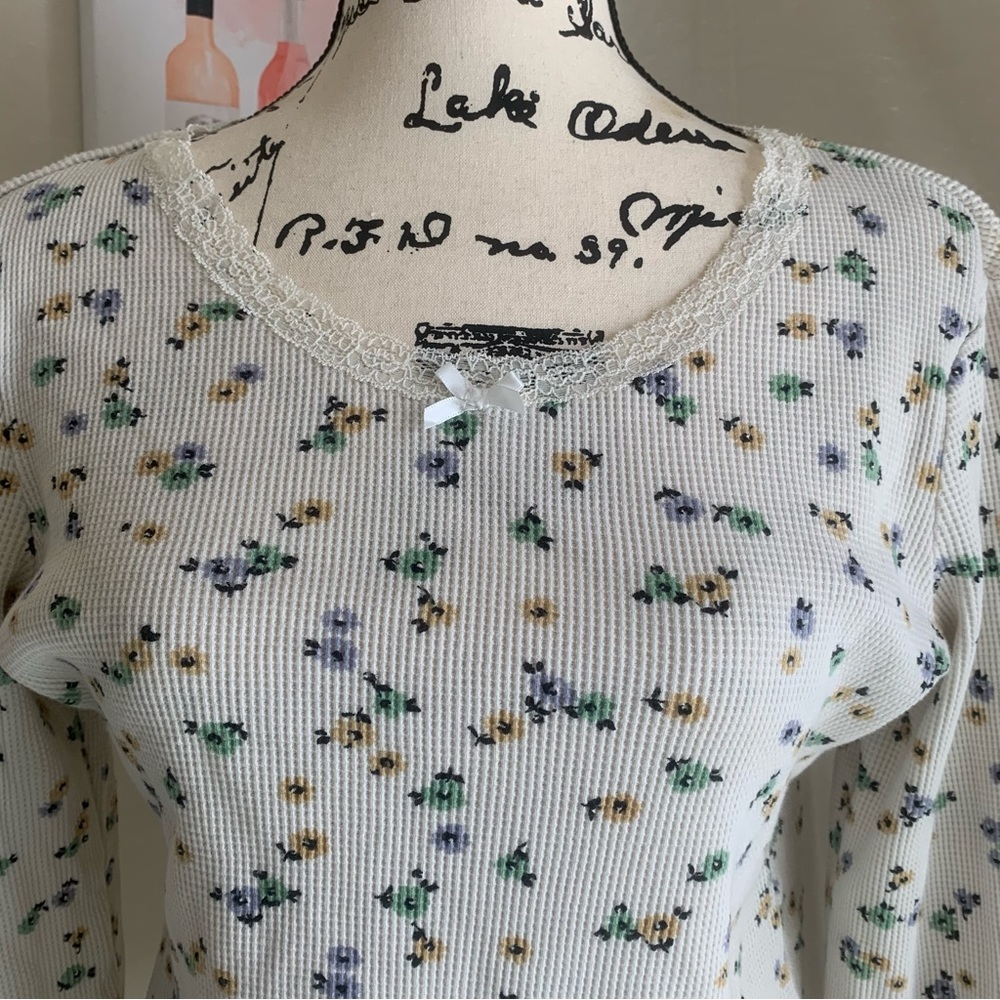 ♡ SOLD!! Polly & Esther Long Sleeve Flower Pattern | Size XL - Picture 3 of 6